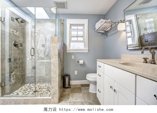 现代浴室的豪华装修内部现代浴室内有玻璃门淋浴